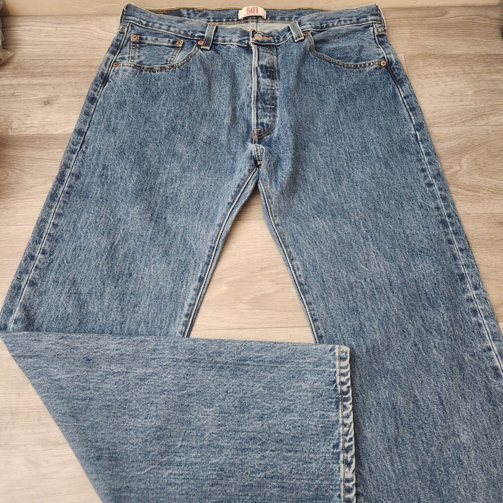 Levi's 501 Men's Jeans Straight Leg Button Fly Light Wash Denim 38 Thick Classic